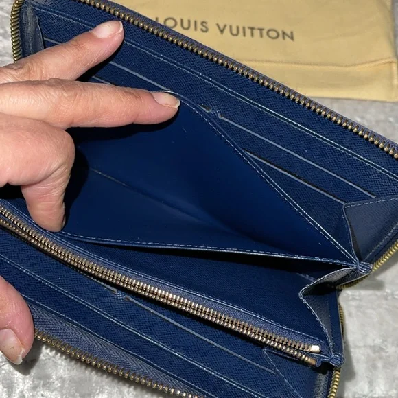 Louis Vuitton Damier Payette wallet excellent condition.. Size 7 1/2 x 4 inches - Picture 11 of 16